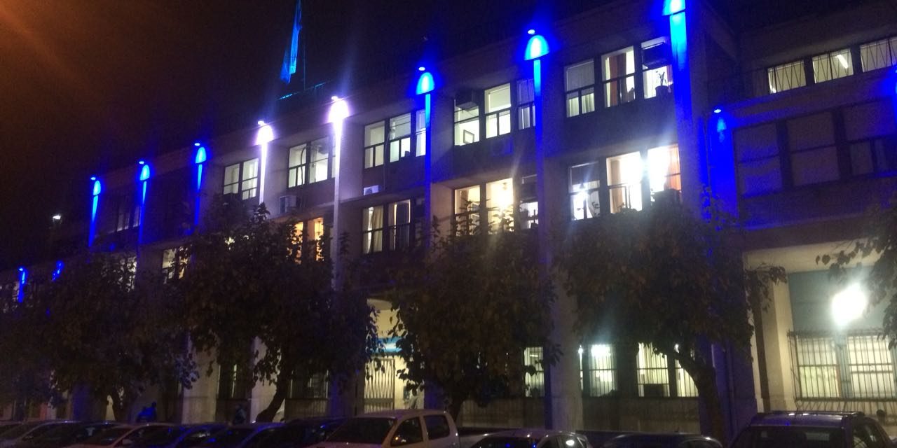 El edificio de Tribunales amaneció iluminado con los colores patrios