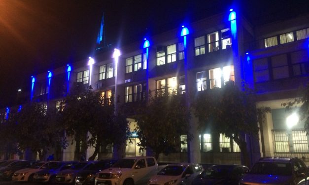 El edificio de Tribunales amaneció iluminado con los colores patrios