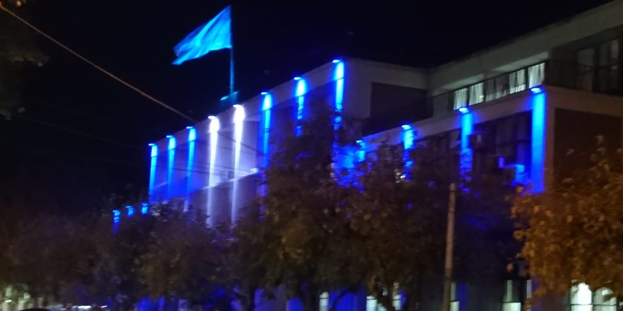 El edificio de Tribunales amaneció iluminado con los colores patrios