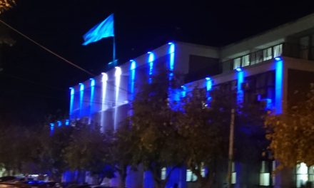 El edificio de Tribunales amaneció iluminado con los colores patrios