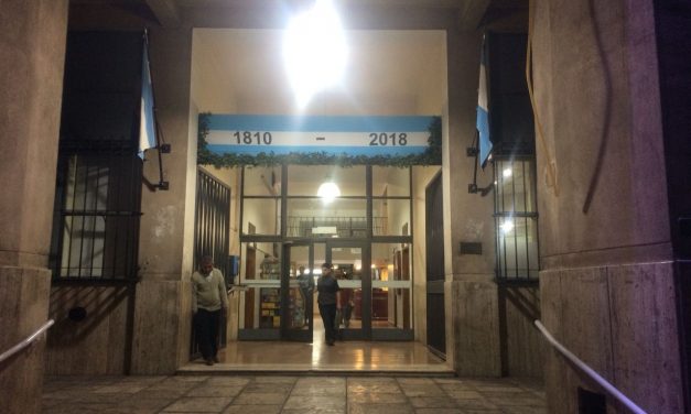 El edificio de Tribunales amaneció iluminado con los colores patrios