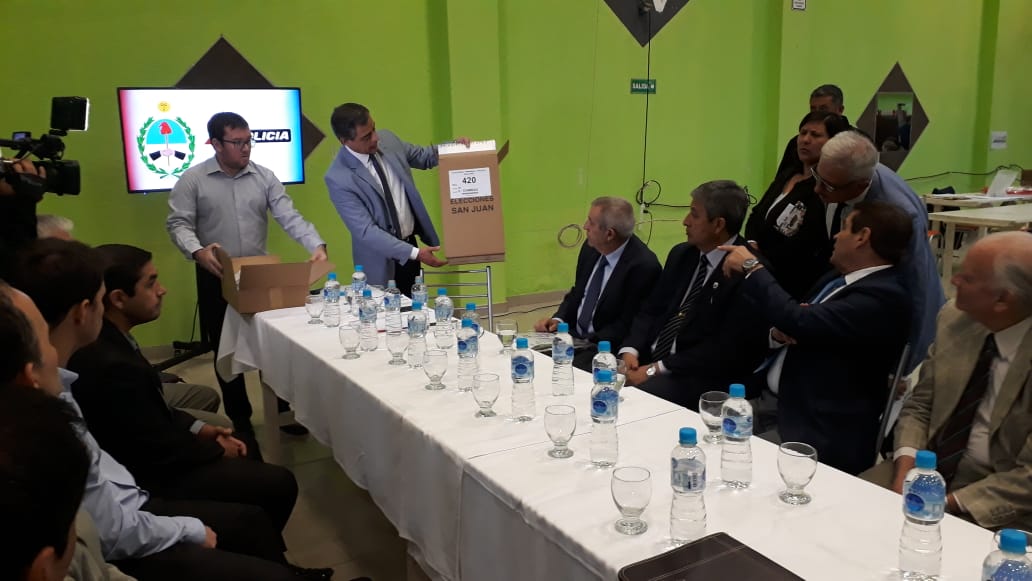 SE REALIZÓ UNA REUNIÓN INFORMATIVA ANTES DE LAS P.A.S.O. CON LOS APODERADOS