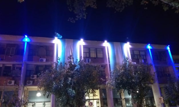Tribunales se iluminó de patria