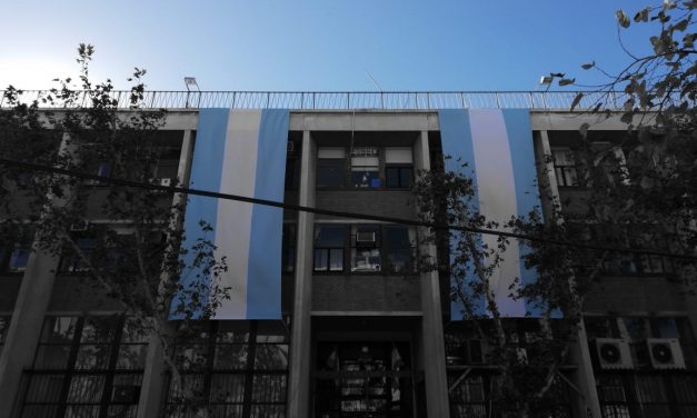 Tribunales se iluminó de patria