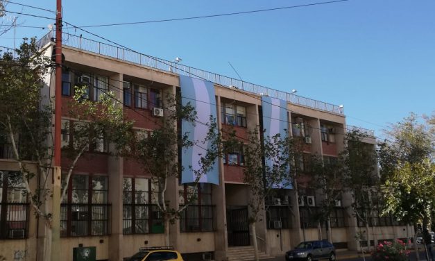 Tribunales se iluminó de patria