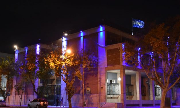 Tribunales se iluminó de patria