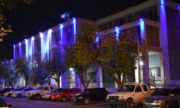 Tribunales se iluminó de patria