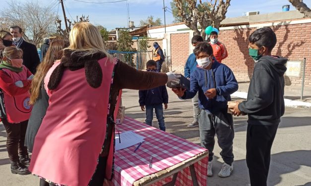 Se entregaron 154 pares de zapatillas como reparación simbólica