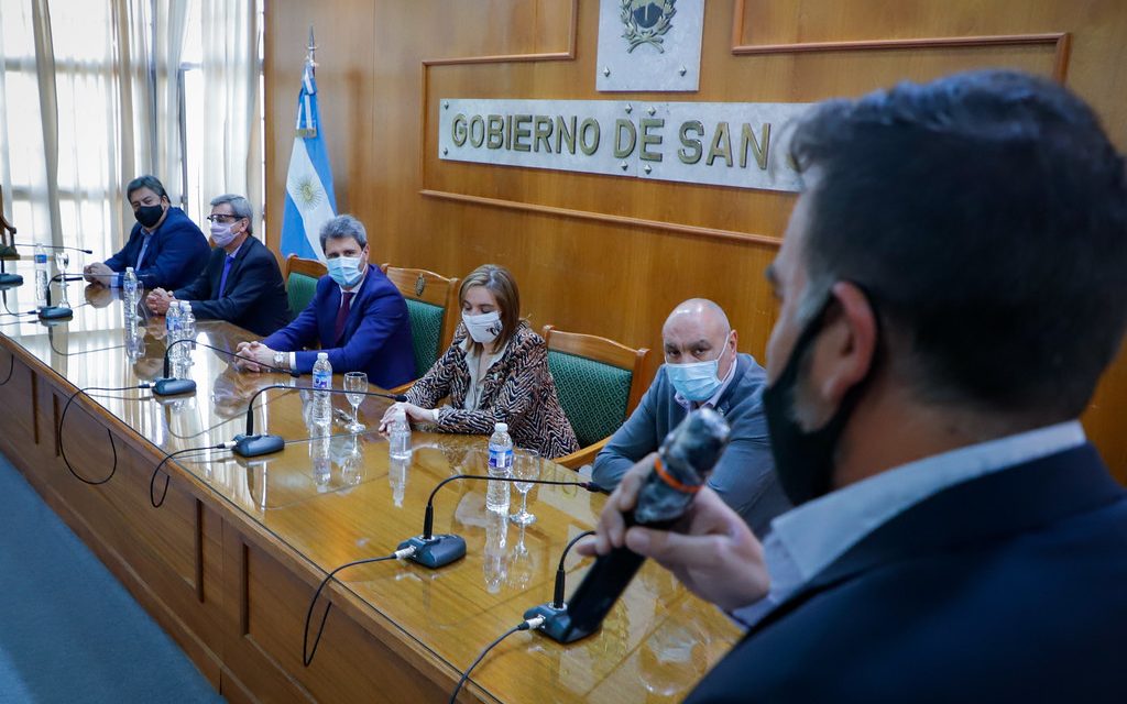 Firma del convenio para realizar el primer barrio de los judiciales