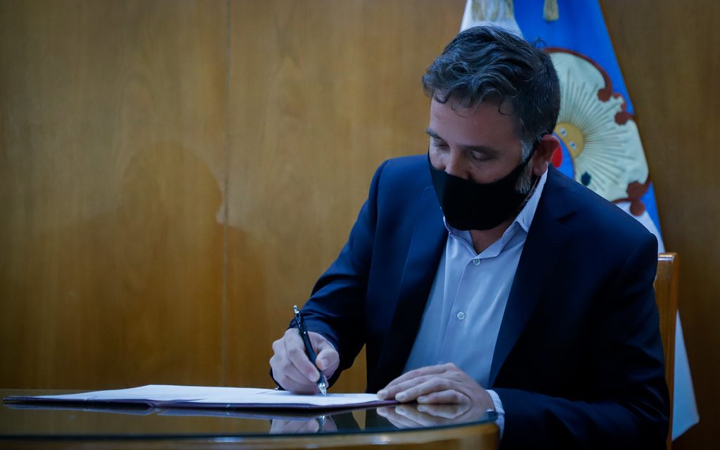 Firma del convenio para realizar el primer barrio de los judiciales