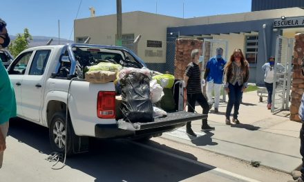 Niños y niñas de Angualasto y Rodeo recibieron juguetes, indumentaria y mercadería