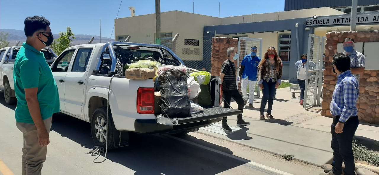 Niños y niñas de Angualasto y Rodeo recibieron juguetes, indumentaria y mercadería