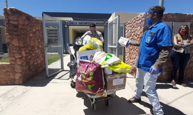 Niños y niñas de Angualasto y Rodeo recibieron juguetes, indumentaria y mercadería