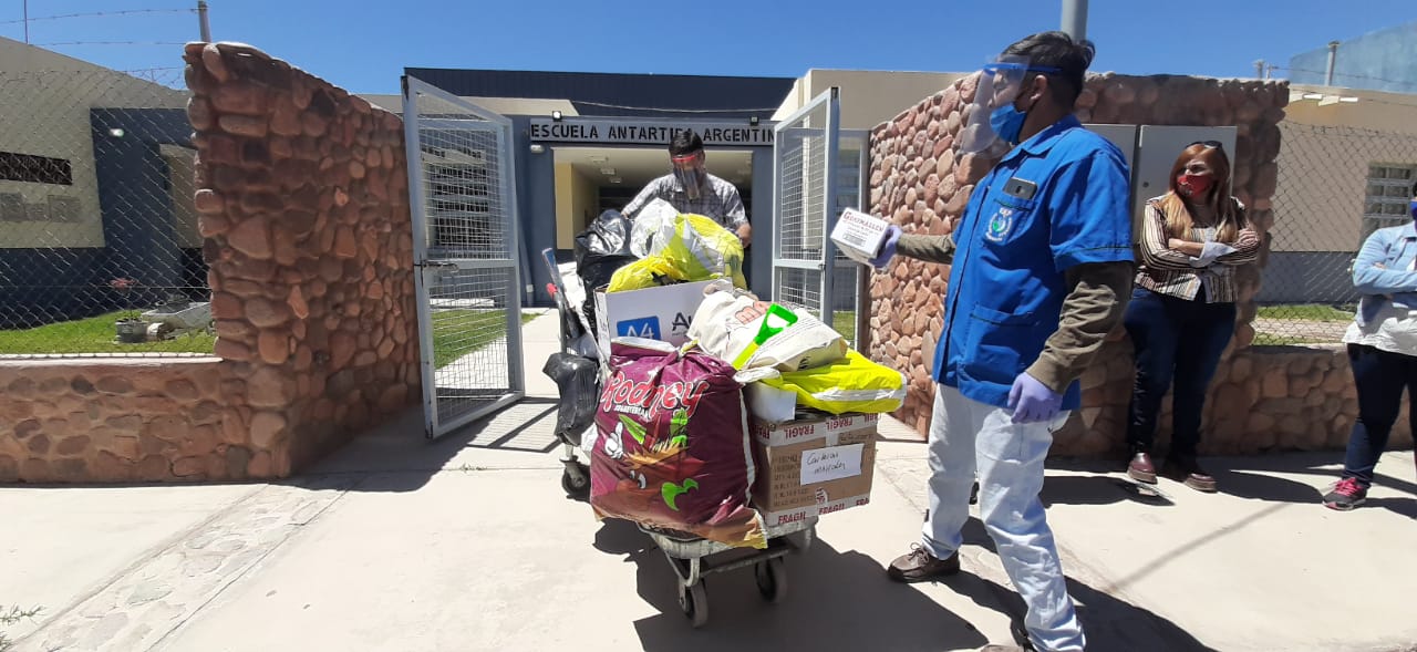 Niños y niñas de Angualasto y Rodeo recibieron juguetes, indumentaria y mercadería