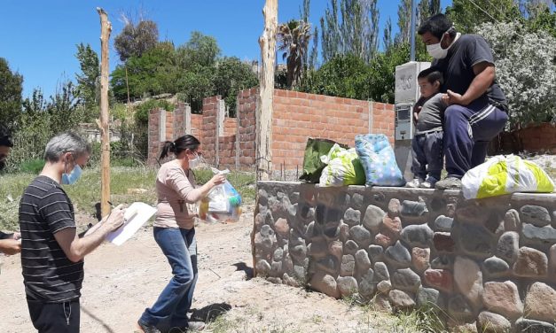 Niños y niñas de Angualasto y Rodeo recibieron juguetes, indumentaria y mercadería