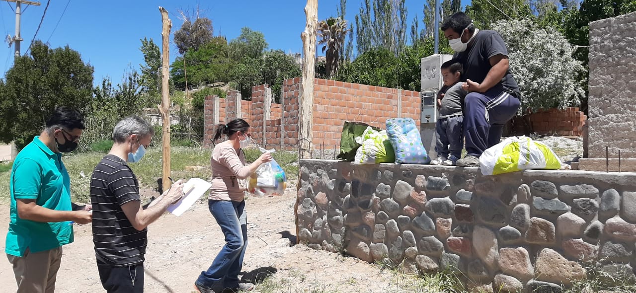 Niños y niñas de Angualasto y Rodeo recibieron juguetes, indumentaria y mercadería