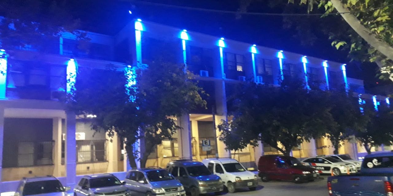 Tribunales, iluminado para concientizar sobre el Autismo