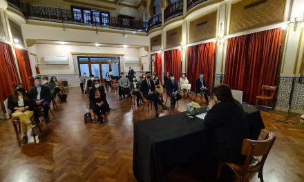 El Presidente de la Corte, en una charla con jóvenes líderes