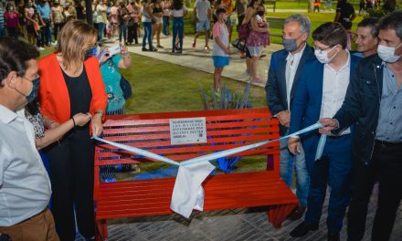 BANCO ROJO EN LA NUEVA PLAZA DE SANTA LUCÍA