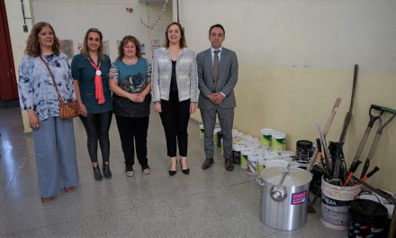 SE ENTREGARON MATERIALES PARA EL MURAL DE LA ESCUELA CUPERTINO