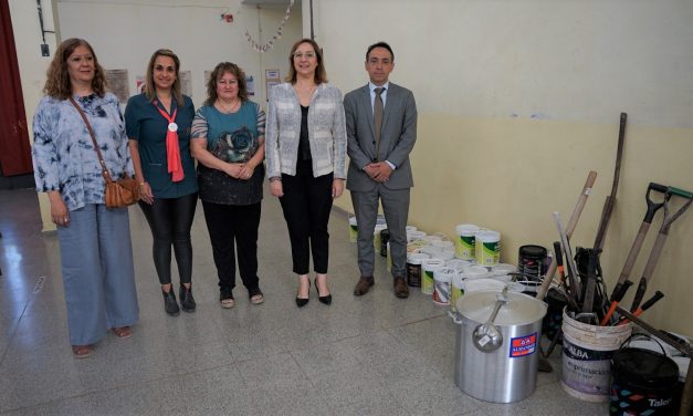 SE ENTREGARON MATERIALES PARA EL MURAL DE LA ESCUELA CUPERTINO