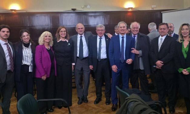 EMOTIVO HOMENAJE DE LA UBA AL DR. VÍCTOR BAZÁN